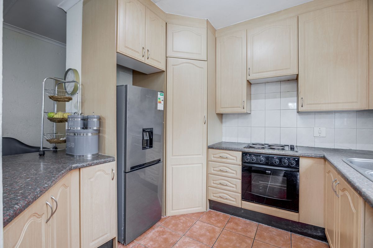 3 Bedroom townhouse in popular complex - Photo 2