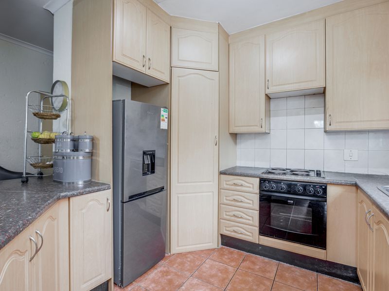 3 Bedroom townhouse in popular complex - Photo 2