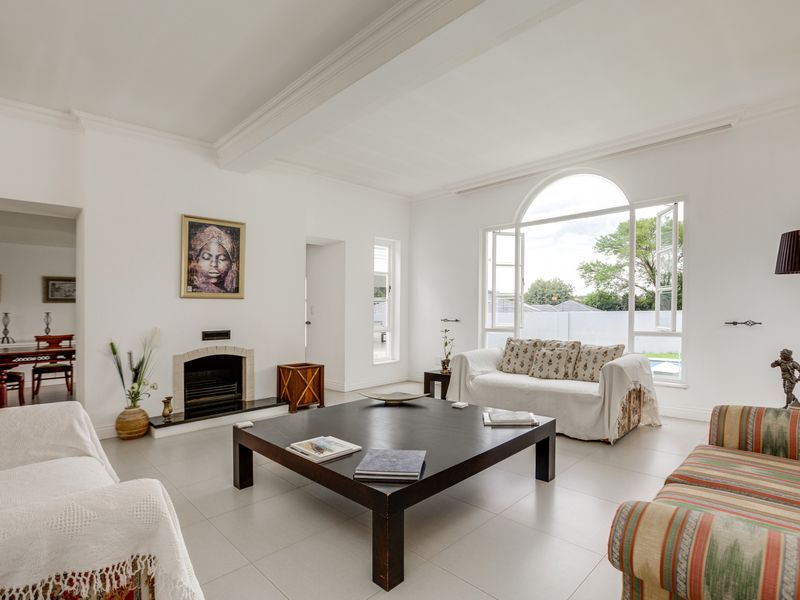 Timeless French Provincial Elegance in an Exclusive Bryanston Enclave - Photo 10