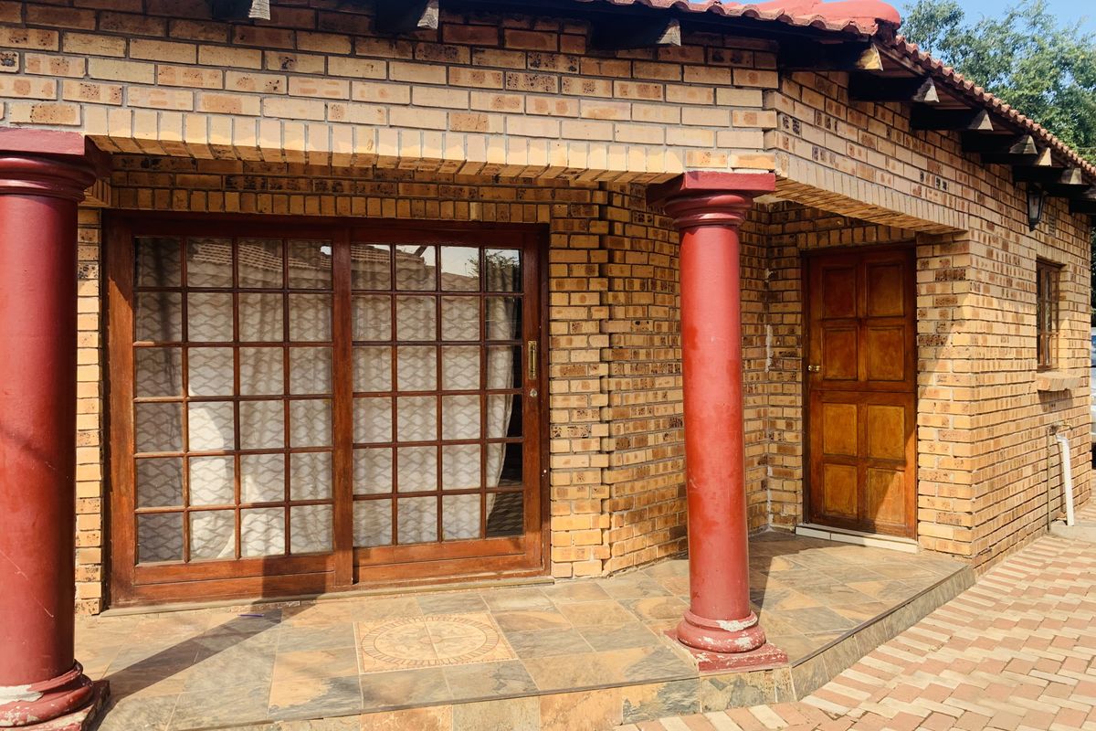 Turn this hidden gem into your dream home! - Photo 3