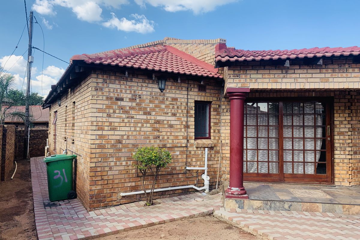 Turn this hidden gem into your dream home! - Photo 2