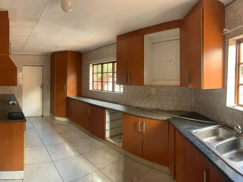 Turn this hidden gem into your dream home! - Photo 5