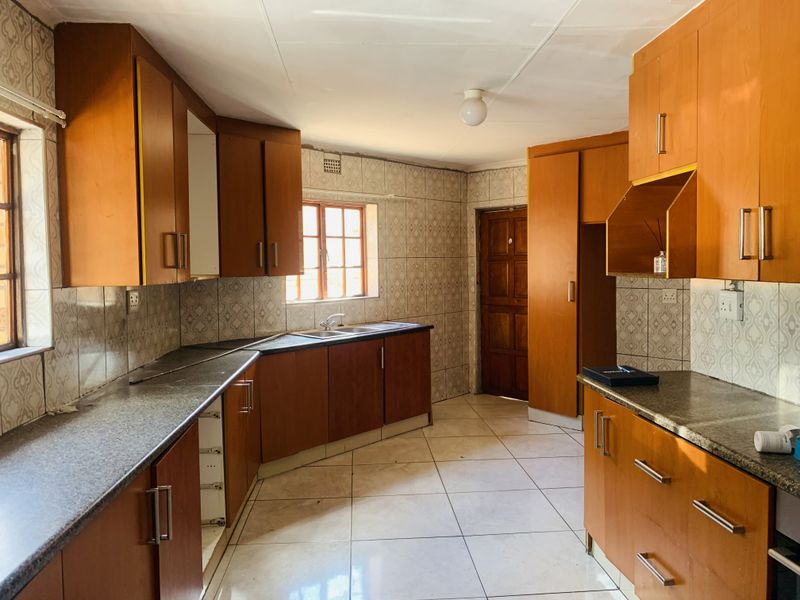 Turn this hidden gem into your dream home! - Photo 10