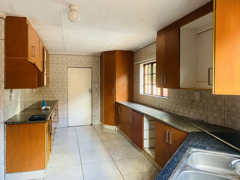 Turn this hidden gem into your dream home! - Photo 7