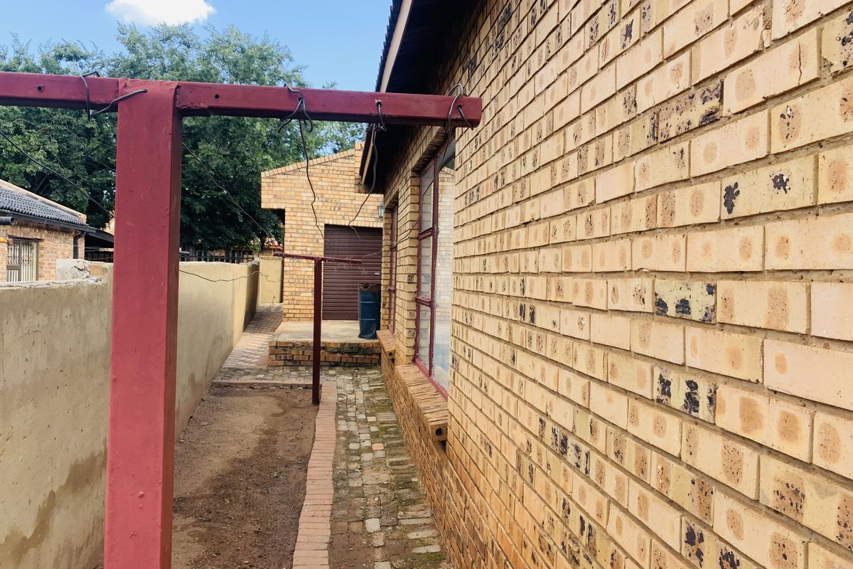 Turn this hidden gem into your dream home! - Photo 4