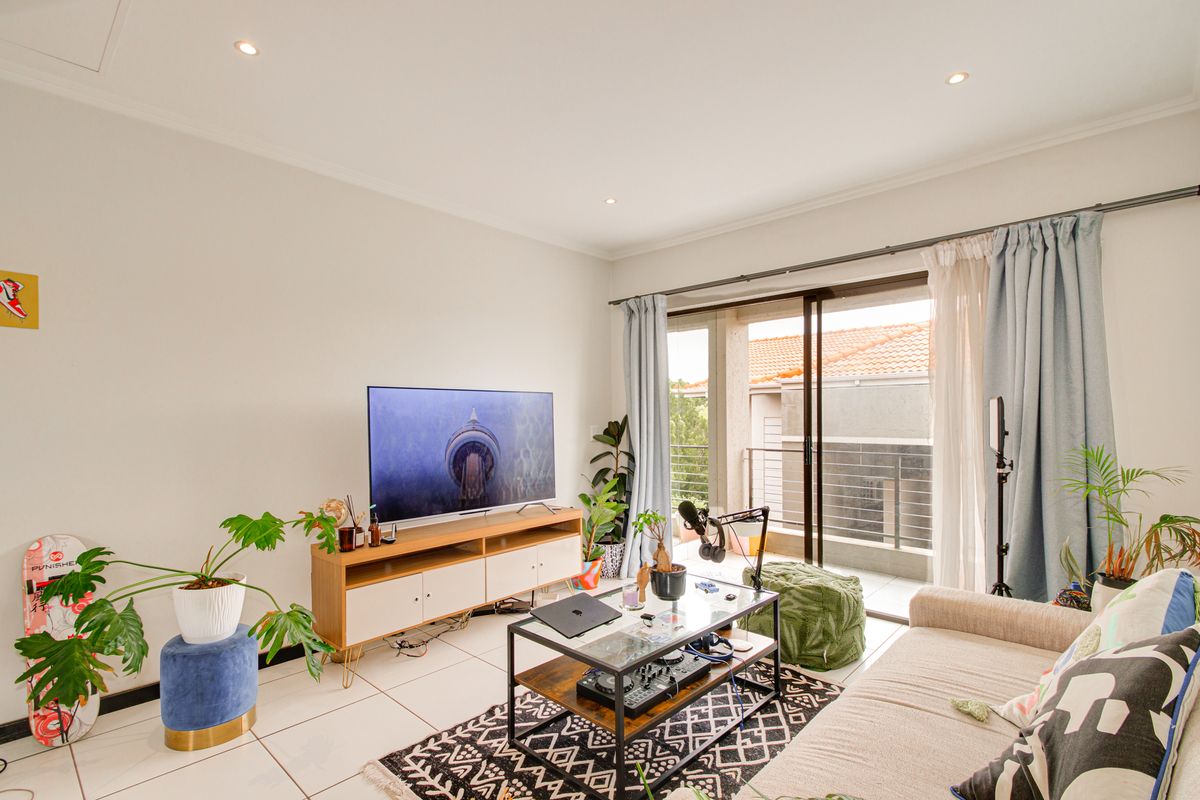 Stylish 1 Bed, 1 Bath Top-Floor Apartment in Lonehill - Photo 2