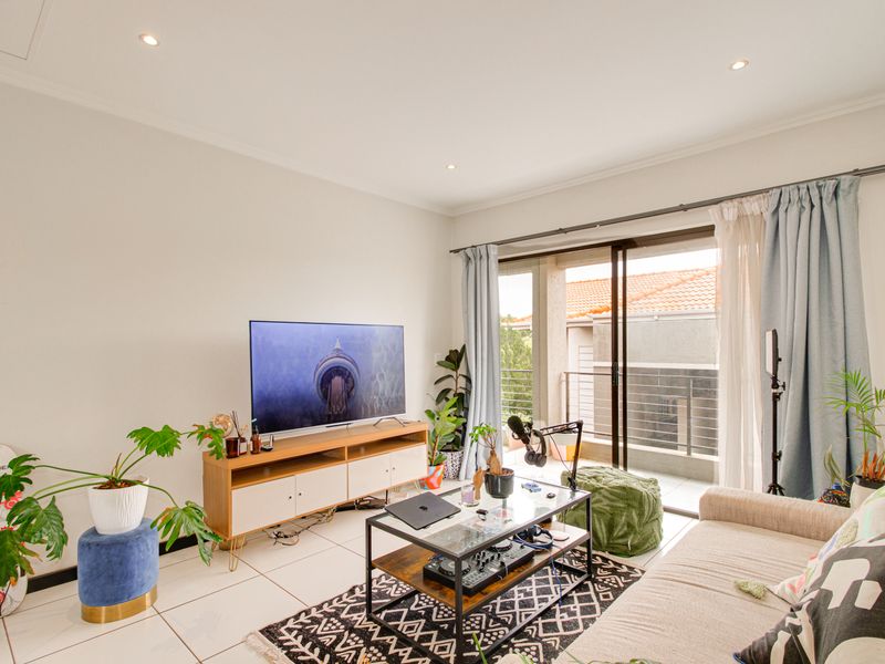 Stylish 1 Bed, 1 Bath Top-Floor Apartment in Lonehill - Photo 2