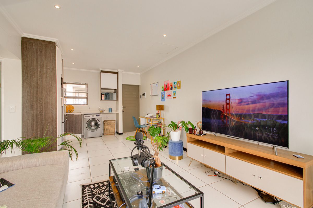 Stylish 1 Bed, 1 Bath Top-Floor Apartment in Lonehill - Photo 3