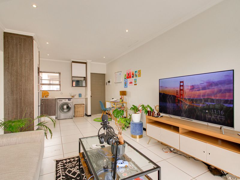 Stylish 1 Bed, 1 Bath Top-Floor Apartment in Lonehill - Photo 3