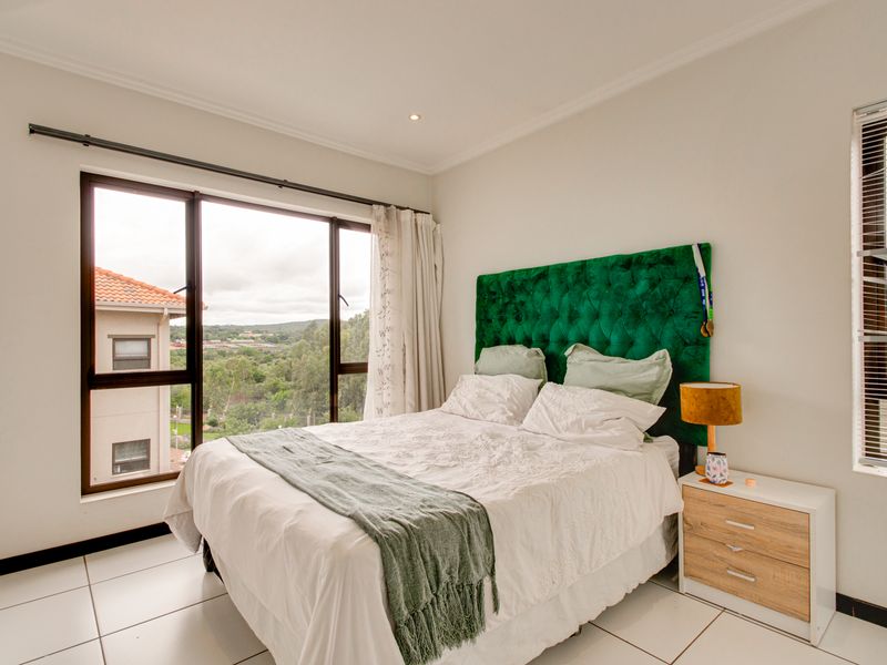 Stylish 1 Bed, 1 Bath Top-Floor Apartment in Lonehill - Photo 10