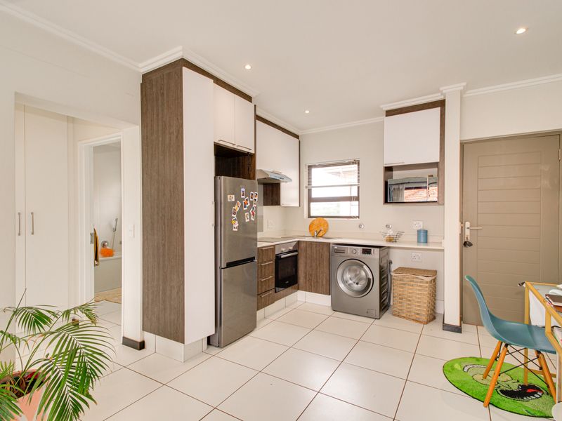 Stylish 1 Bed, 1 Bath Top-Floor Apartment in Lonehill - Photo 9