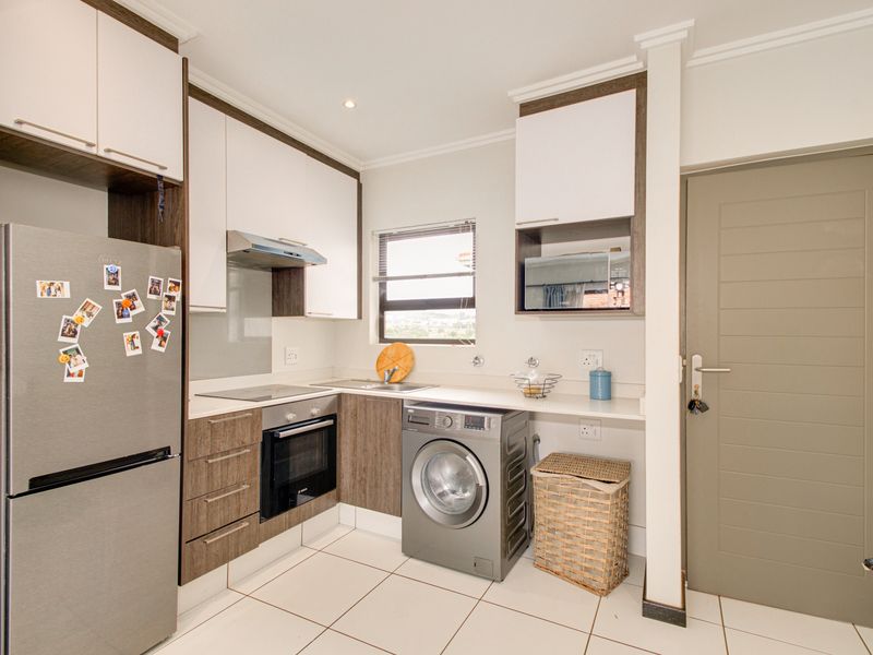 Stylish 1 Bed, 1 Bath Top-Floor Apartment in Lonehill - Photo 7