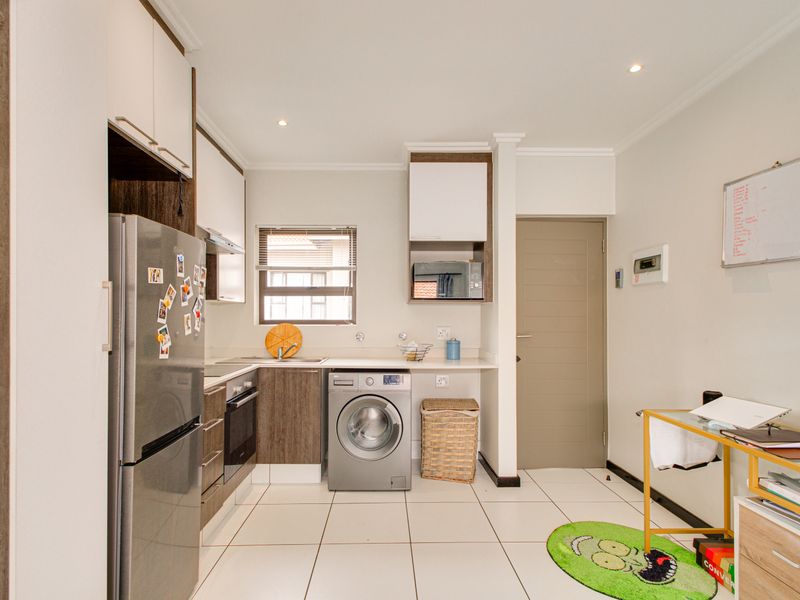 Stylish 1 Bed, 1 Bath Top-Floor Apartment in Lonehill - Photo 8