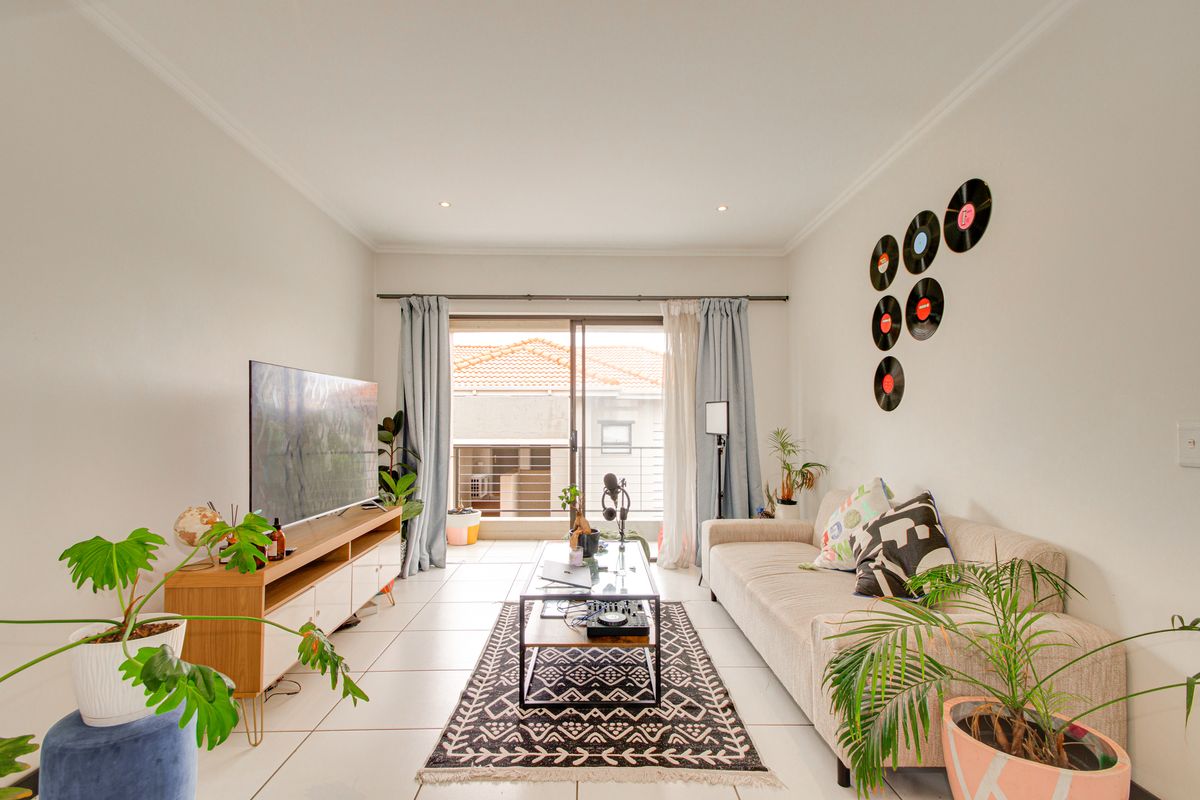 Stylish 1 Bed, 1 Bath Top-Floor Apartment in Lonehill - Photo 4