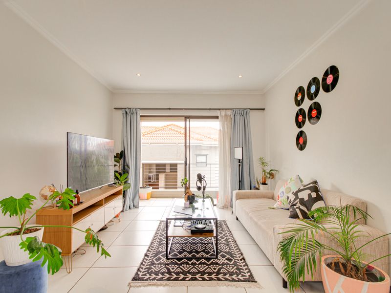 Stylish 1 Bed, 1 Bath Top-Floor Apartment in Lonehill - Photo 4