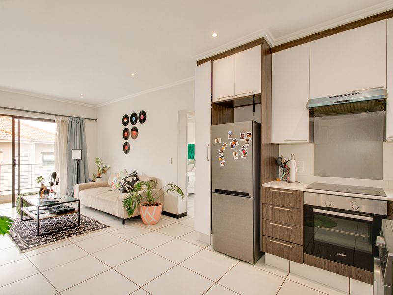 Stylish 1 Bed, 1 Bath Top-Floor Apartment in Lonehill - Photo 6
