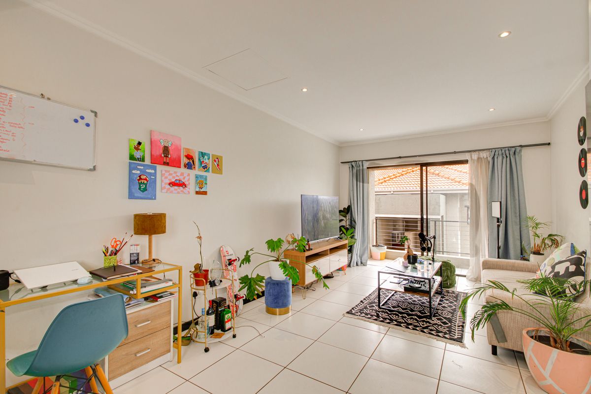 Stylish 1 Bed, 1 Bath Top-Floor Apartment in Lonehill - Photo 5