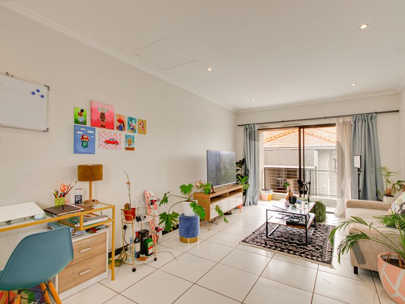 Stylish 1 Bed, 1 Bath Top-Floor Apartment in Lonehill - Photo 5