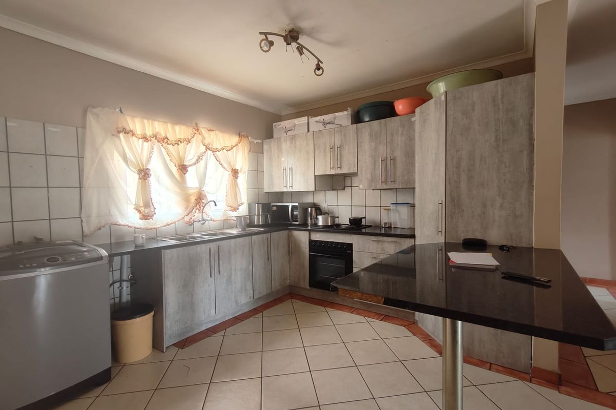 Spacious 3-Bedroom Apartment in Secure Complex – Prime Location - Photo 2