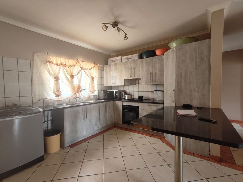 Spacious 3-Bedroom Apartment in Secure Complex – Prime Location - Photo 2