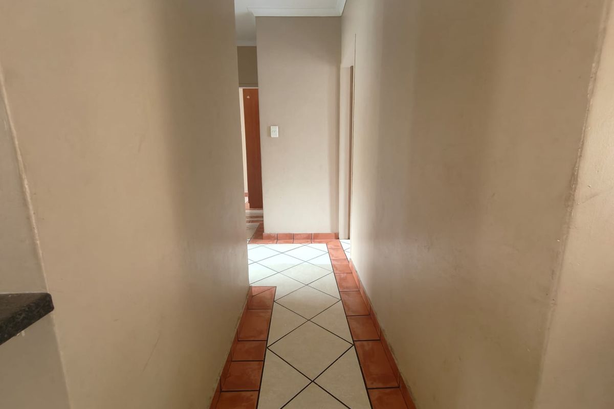 Spacious 3-Bedroom Apartment in Secure Complex – Prime Location - Photo 4