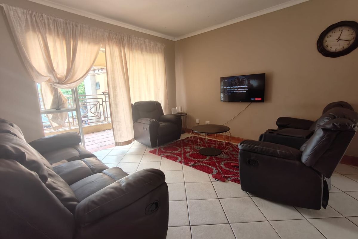 Spacious 3-Bedroom Apartment in Secure Complex – Prime Location - Photo 3