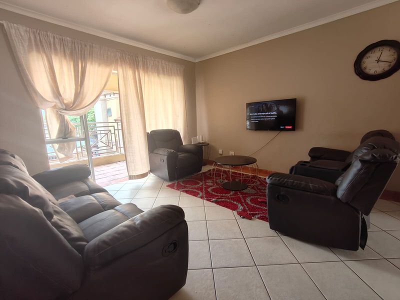 Spacious 3-Bedroom Apartment in Secure Complex – Prime Location - Photo 3