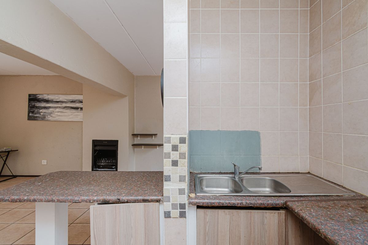 Double-storey  2 Bed, 1 Bath Townhouse Northgate - Photo 3