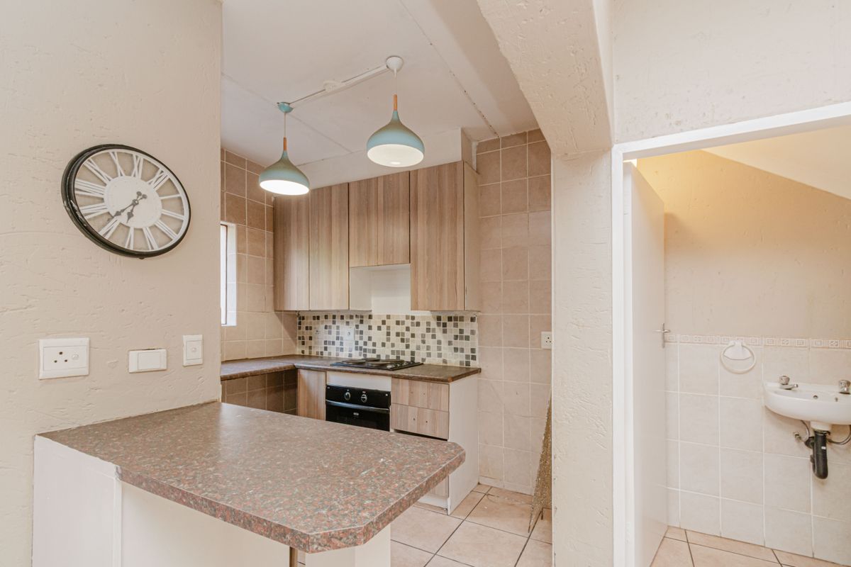 Double-storey  2 Bed, 1 Bath Townhouse Northgate - Photo 2
