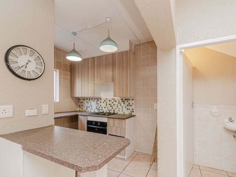 Double-storey  2 Bed, 1 Bath Townhouse Northgate - Photo 2
