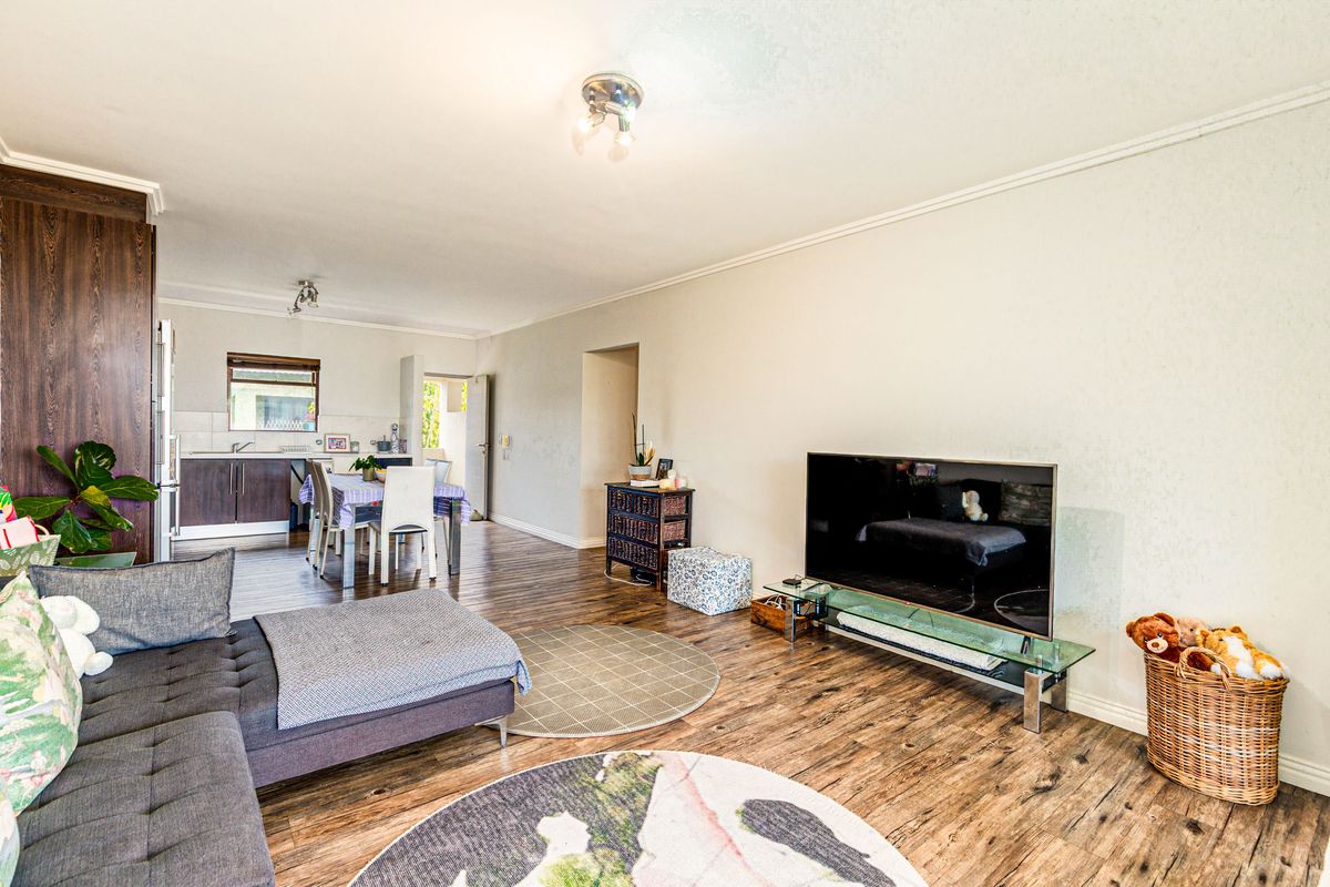 Modern 3 bedroom first floor apartment - No PETS - Photo 4