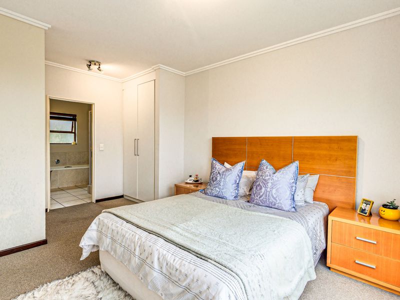 Modern 3 bedroom first floor apartment - No PETS - Photo 10