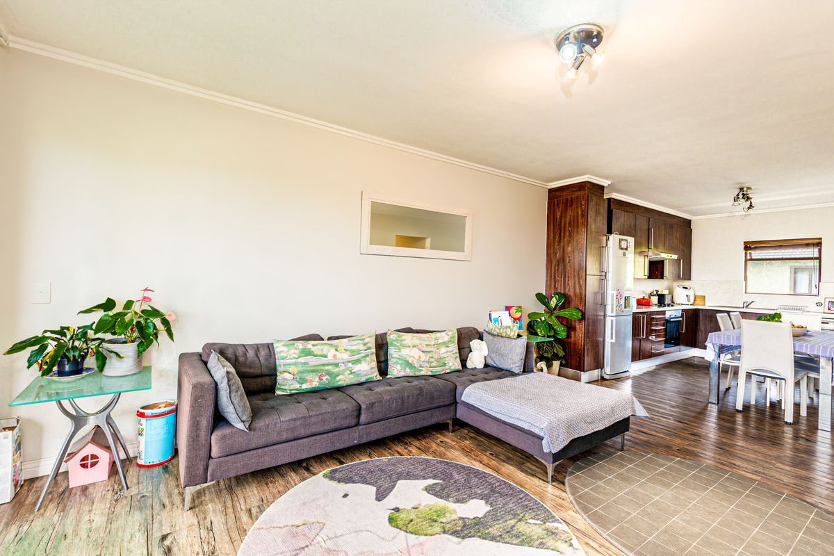 Modern 3 bedroom first floor apartment - No PETS - Photo 3