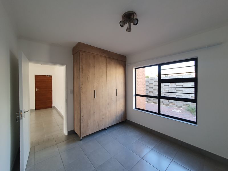 Spacious ground 3 bedroom pet friendly unit - Photo 8