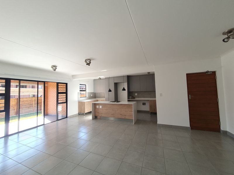 Spacious ground 3 bedroom pet friendly unit - Photo 3