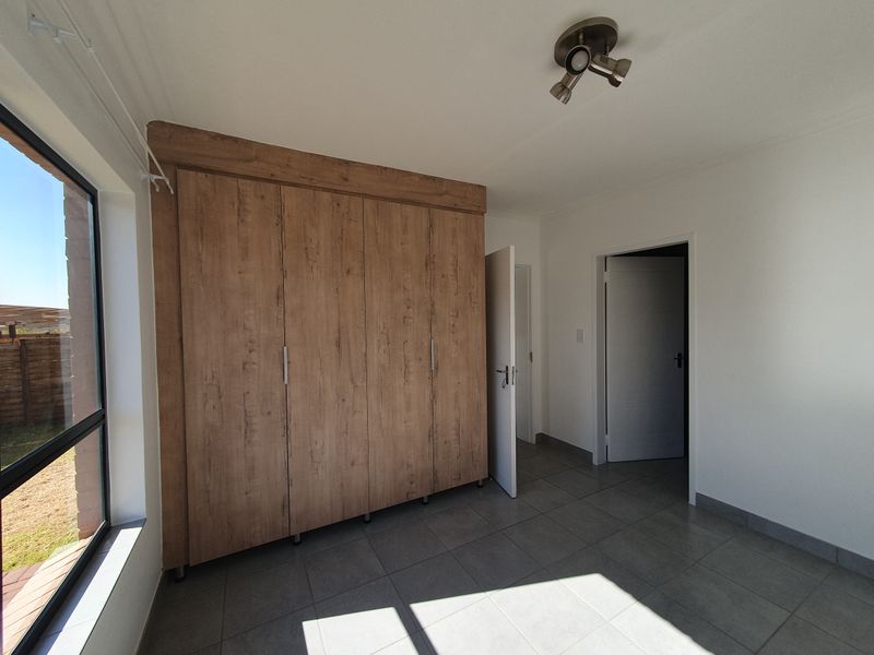 Spacious ground 3 bedroom pet friendly unit - Photo 5