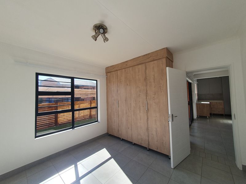 Spacious ground 3 bedroom pet friendly unit - Photo 4