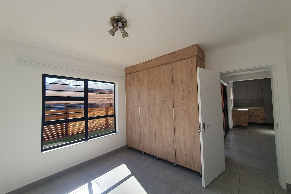 Spacious ground 3 bedroom pet friendly unit - Photo 4