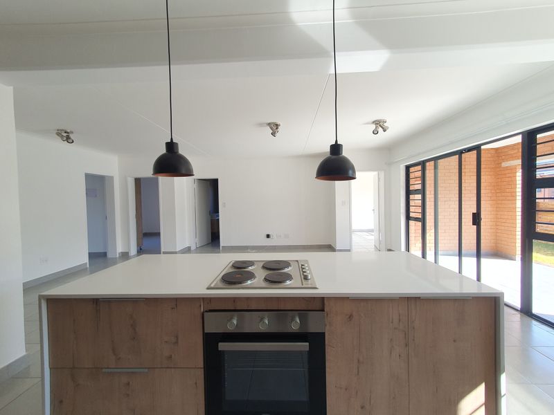 Spacious ground 3 bedroom pet friendly unit - Photo 2