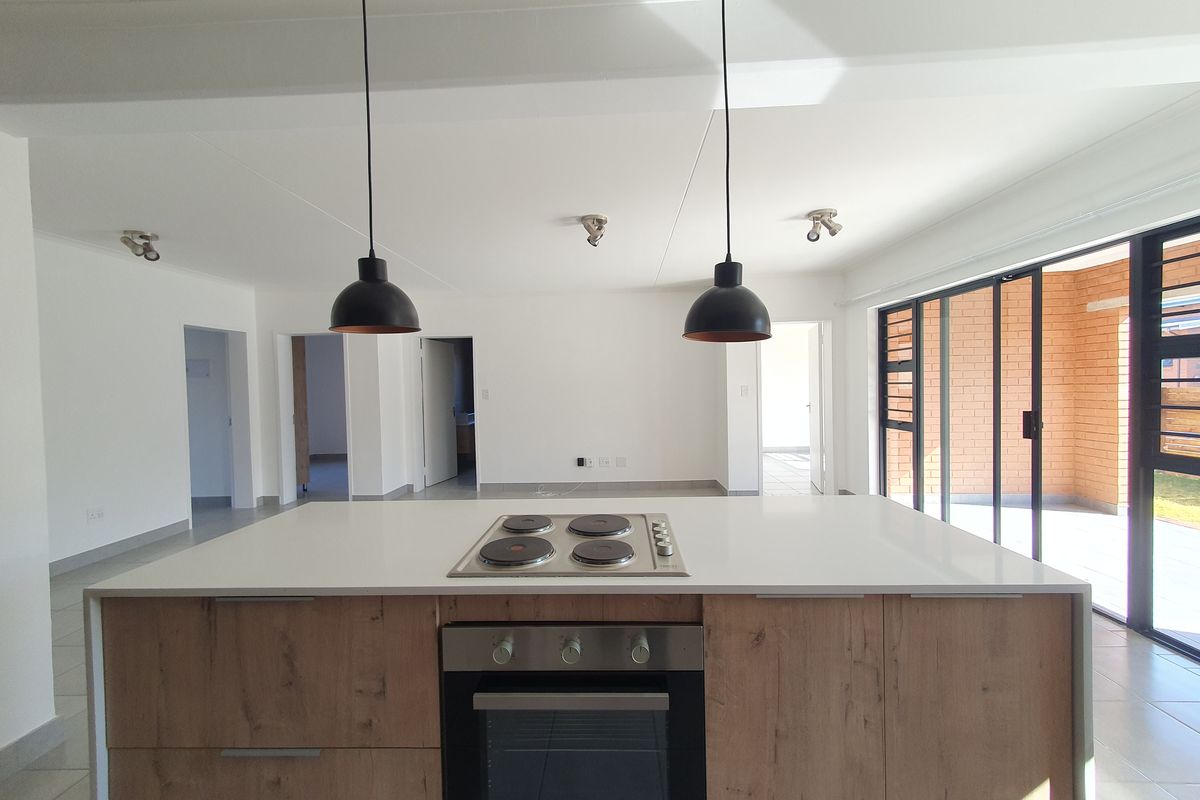 Spacious ground 3 bedroom pet friendly unit - Photo 2