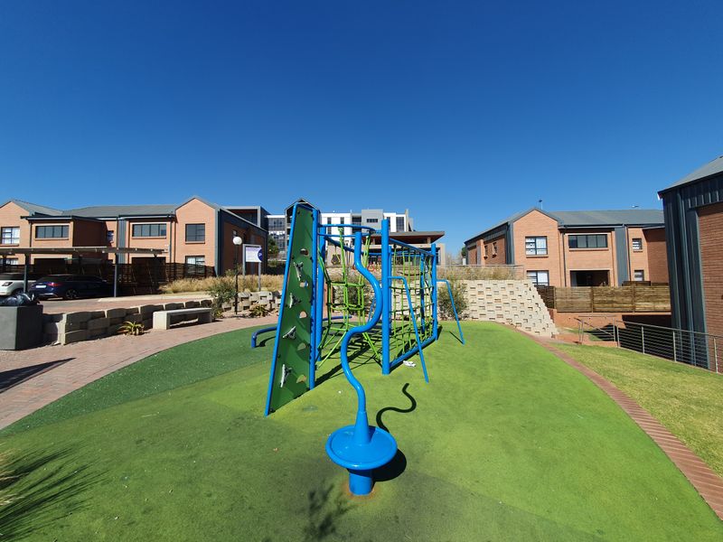 Spacious ground 3 bedroom pet friendly unit - Photo 10