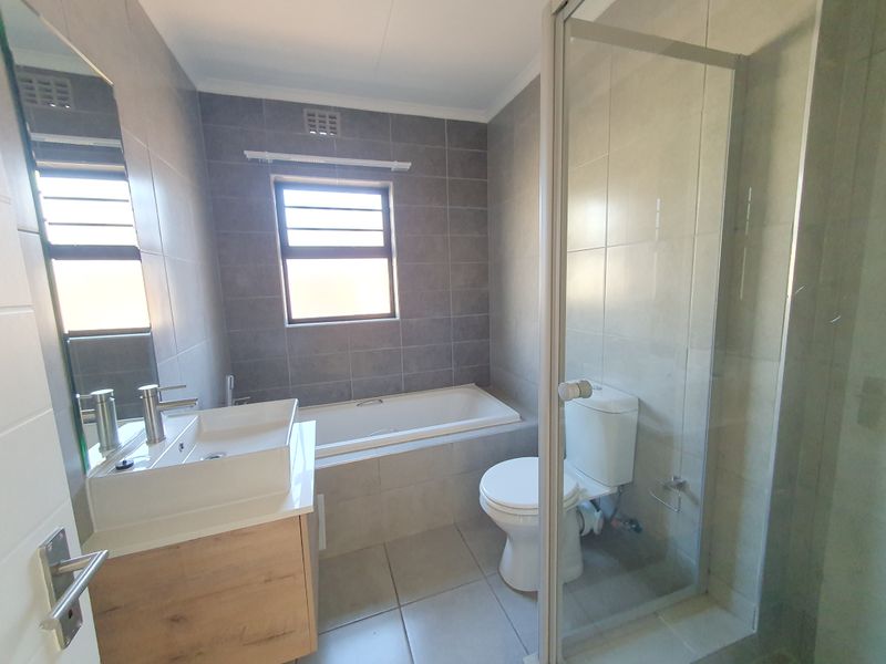 Spacious ground 3 bedroom pet friendly unit - Photo 9