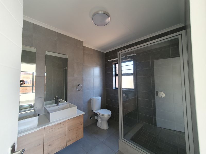 Spacious ground 3 bedroom pet friendly unit - Photo 6