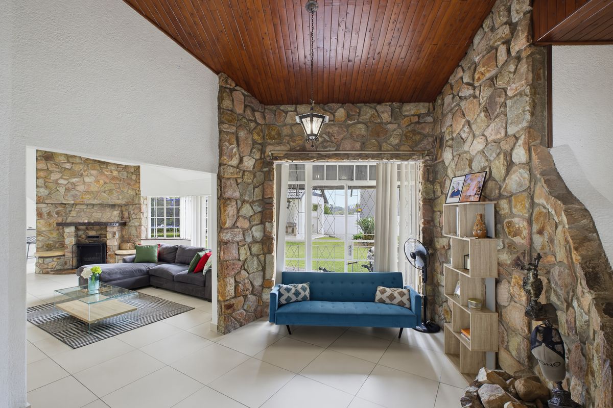 4 Bed House with 3 Cottages for Sale in Senderwood (Income Producing) - Photo 3