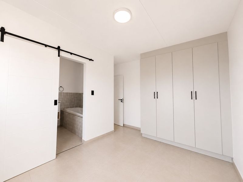Ultra-Modern 2 Bedroom Apartment To Rent in Riverstone Wetland Estate - Photo 6
