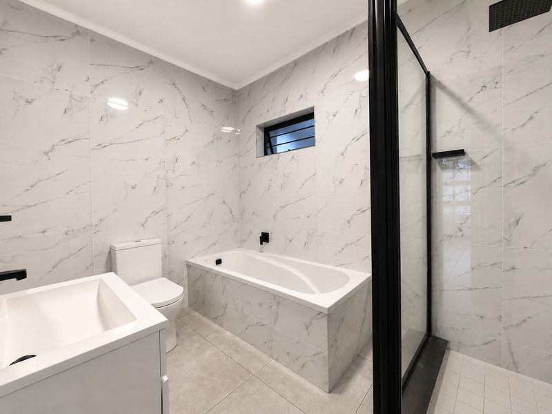 Modern 2 Bedroom, 2 Bathroom First-Floor Apartment to Rent in Key West, Bryanston - Photo 9