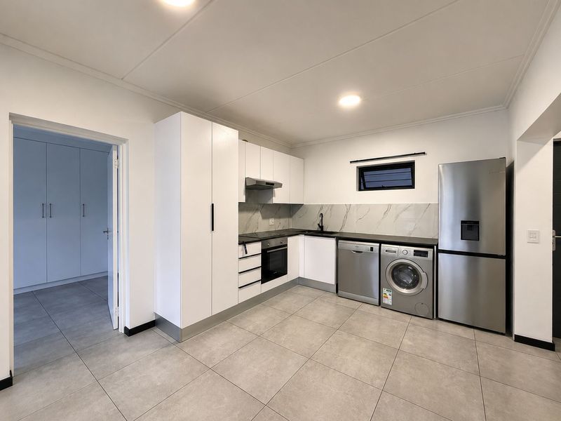 Modern 2 Bedroom, 2 Bathroom First-Floor Apartment to Rent in Key West, Bryanston - Photo 3
