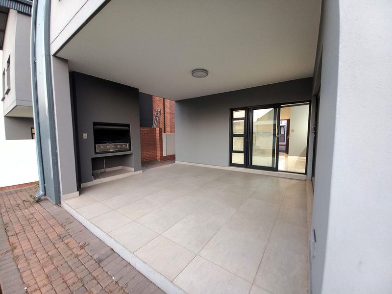 3 Bedroom 2-bathroom Duplex for Rent at The Paddocks - Photo 3