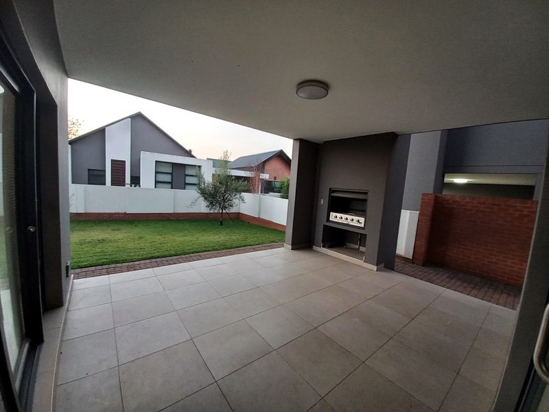 3 Bedroom 2-bathroom Duplex for Rent at The Paddocks - Photo 2