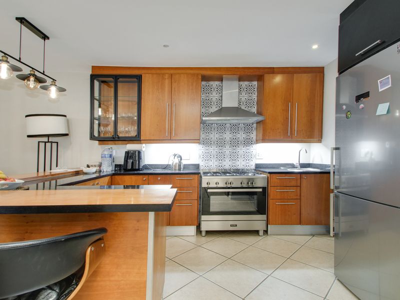Modern Furnished Three Bedroom Dainfern Golf Estate - Photo 3